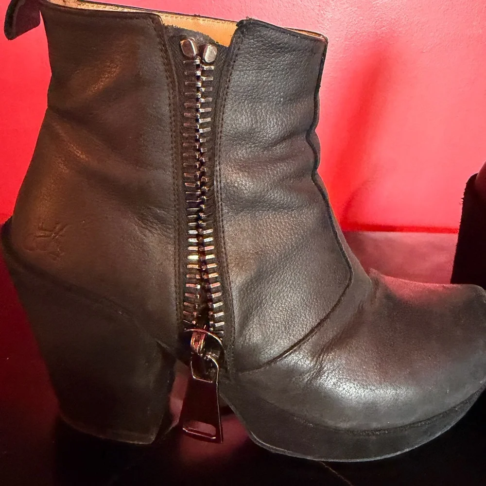 John Fluevog Black Leather Platform Ankle Boots - Picture 2 of 8